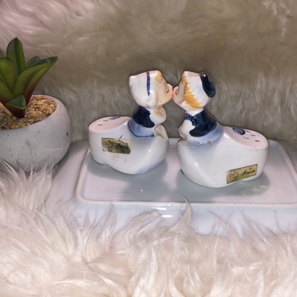 Kissing DUTCH COUPLE Vintage SALT & PEPPER - Picture 2 of 6
